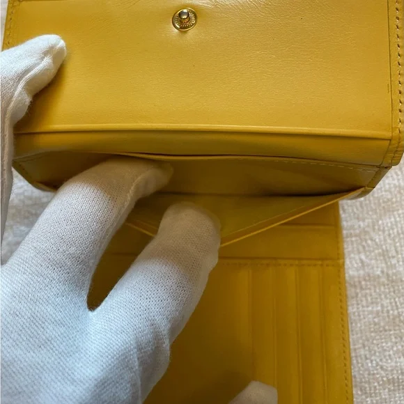Yves Saint Laurent VINTAGE Authentic Sunflower Yellow Leather Compact Wallet - Picture 5 of 16